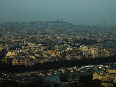 Distant Sacr&eacute; Coeur